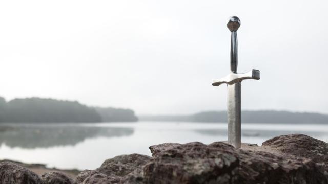 L’épée d’Excalibur, dans la roche du lac de Trémelin à Iffendic