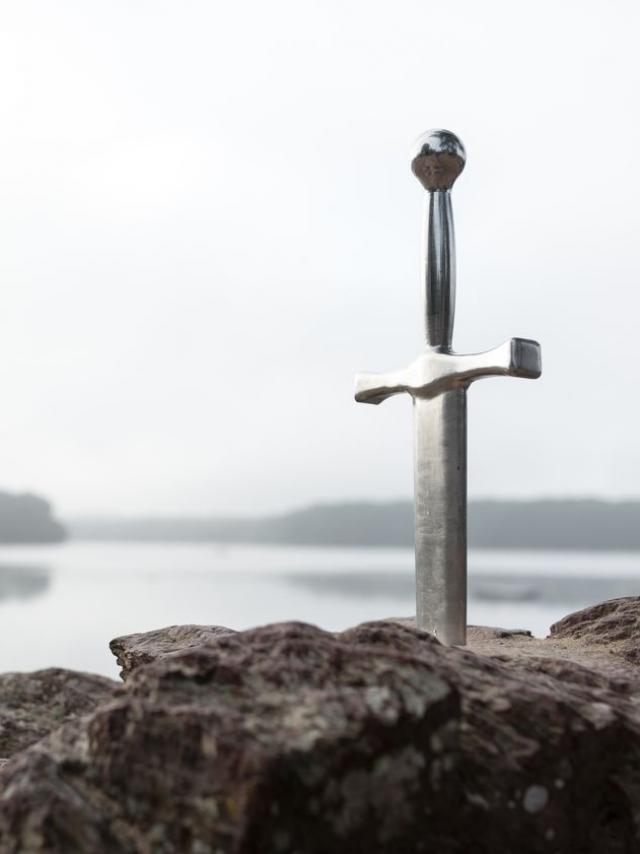 L’épée d’Excalibur, dans la roche du lac de Trémelin à Iffendic