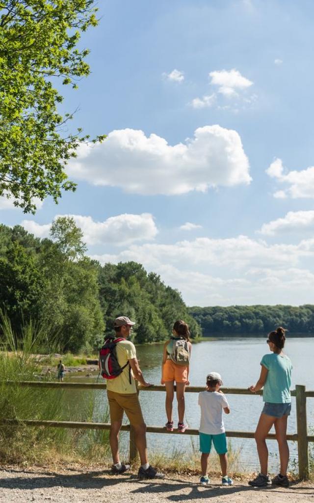 Famille en balade autour du lac de Trémelin en Bretagne