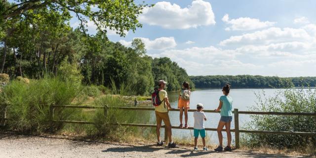 Famille en balade autour du lac de Trémelin en Bretagne