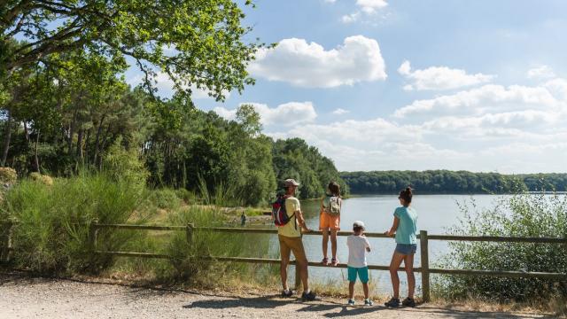 Famille en balade autour du lac de Trémelin en Bretagne