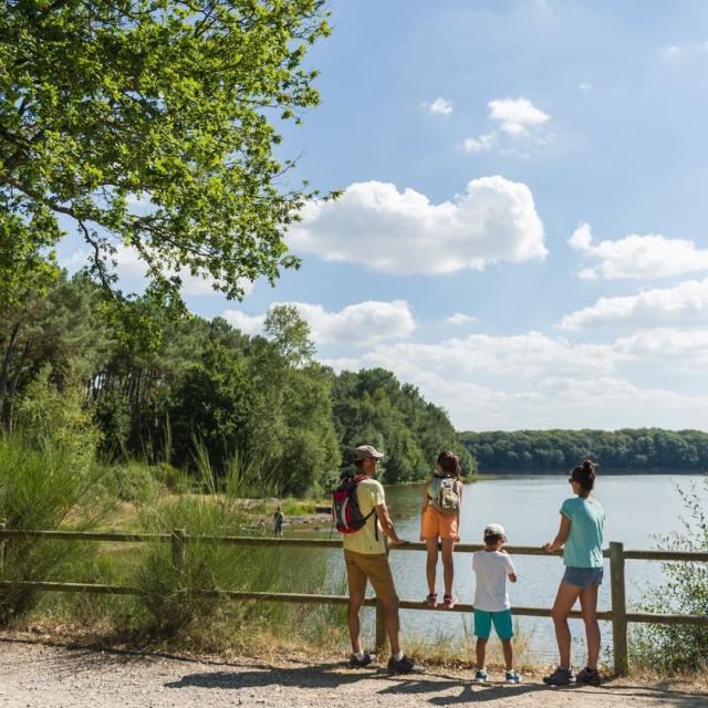 Famille en balade autour du lac de Trémelin en Bretagne