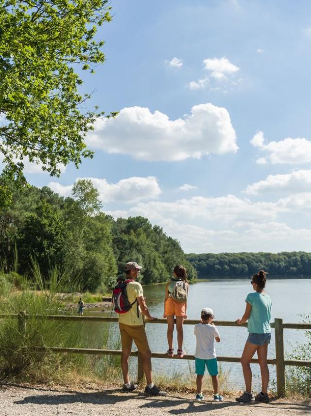 Famille en balade autour du lac de Trémelin en Bretagne