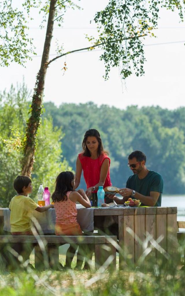 Pique-nique en famille au Lac de Trémelin à Iffendic