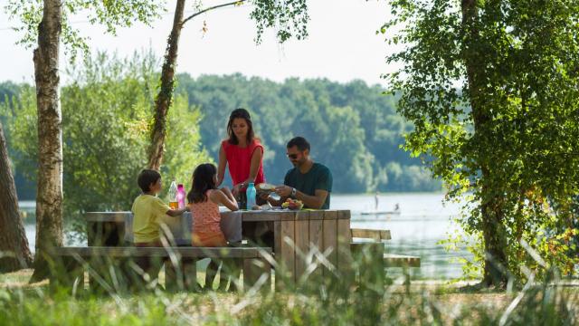 Pique-nique en famille au Lac de Trémelin à Iffendic