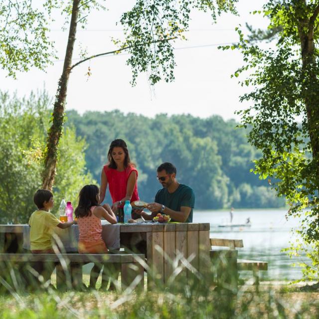 Pique-nique en famille au Lac de Trémelin à Iffendic