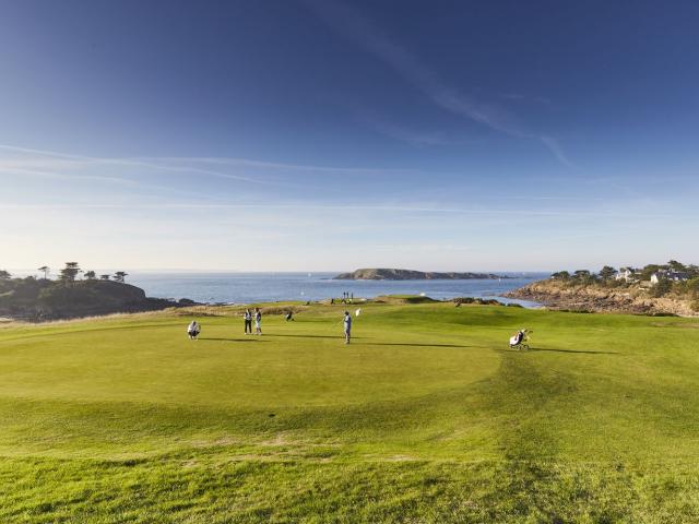 Golf de Dinard surplombant la mer