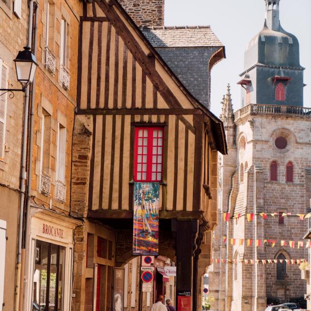 Rue Nationale et église Saint-Léonard à Fougères en Bretagne