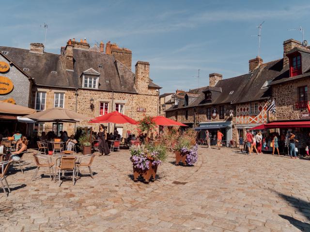 Terrasses, place du Château à Fougères