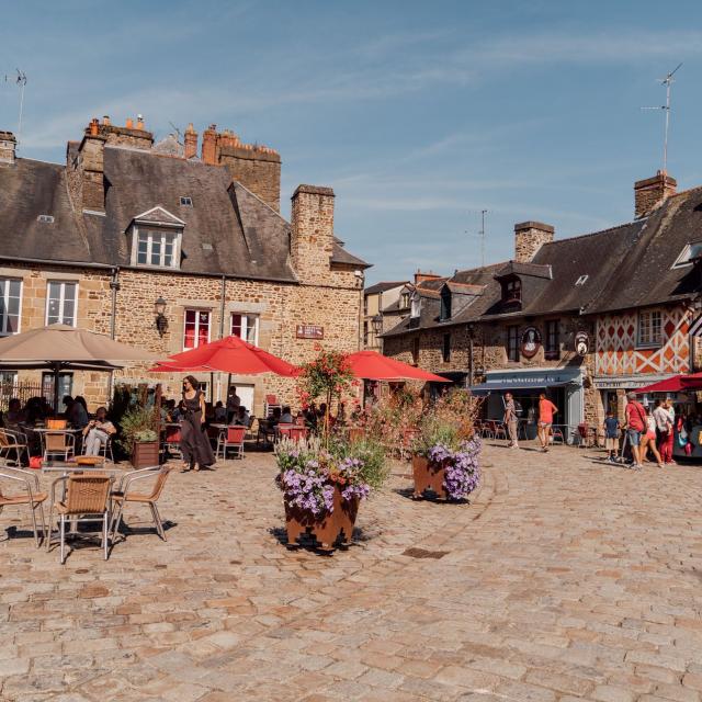 Terrasses, place du Château à Fougères