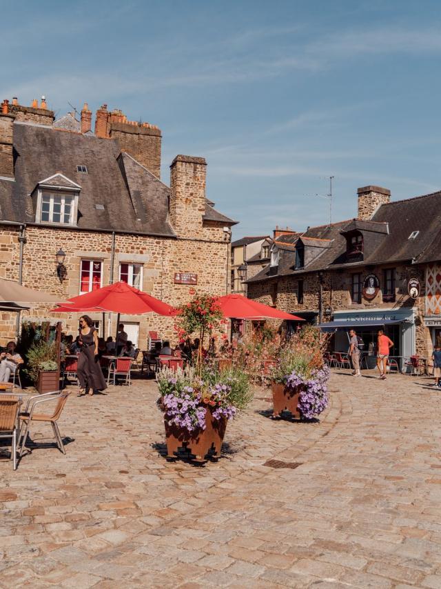 Terrasses, place du Château à Fougères