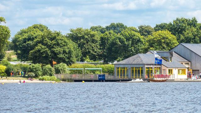 Plage et centre nautique du Domaine de Boulet à Feins