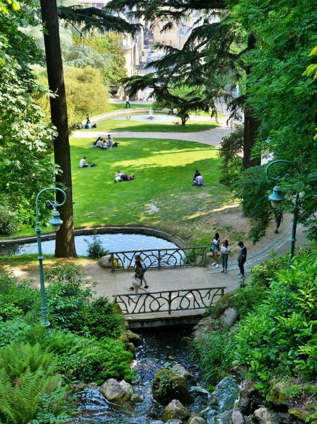 Moment de détente au parc du Thabor à Rennes