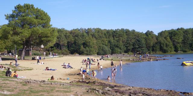 La plage aménagée pour la baignade sur le lac de Trémelin à Iffendic