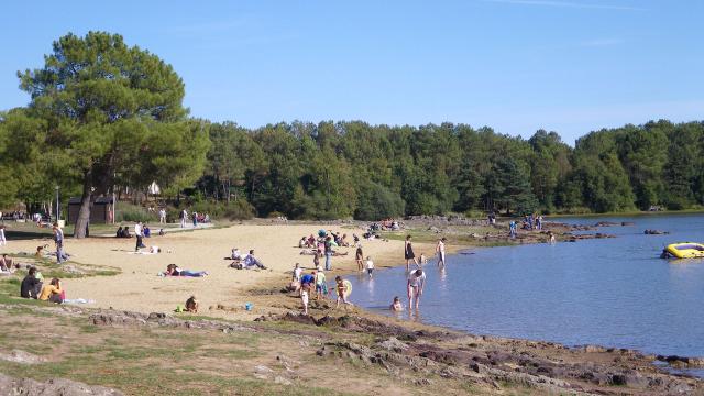 La plage aménagée pour la baignade sur le lac de Trémelin à Iffendic