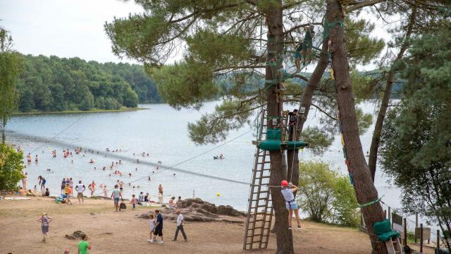 Parcours dans les arbres et baignade au lac de Trémelin à Iffendic