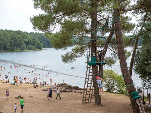 Parcours dans les arbres et baignade au lac de Trémelin à Iffendic