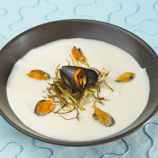 Marinière de moules à la crème de chou-fleur et sa julienne de poireaux frits