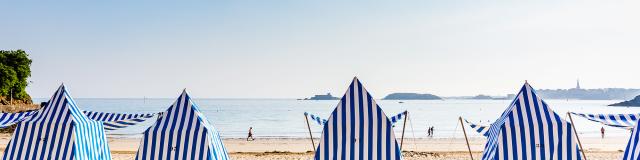 Tentes rayées sur la plage de l'Écluse à Dinard