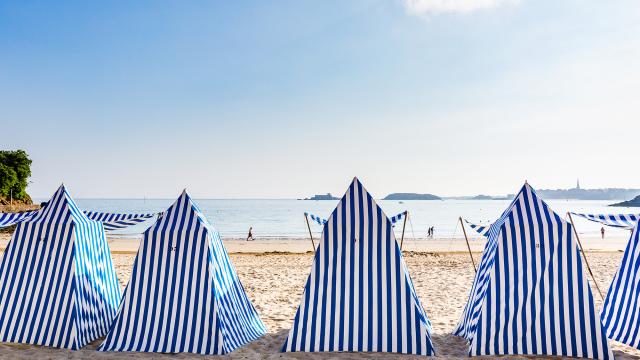 Tentes rayées sur la plage de l'Écluse à Dinard