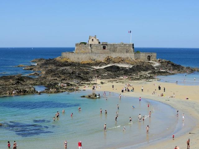 Plage de l'Eventail et sa piscine avec vue sur le Fort National à Saint-Malo