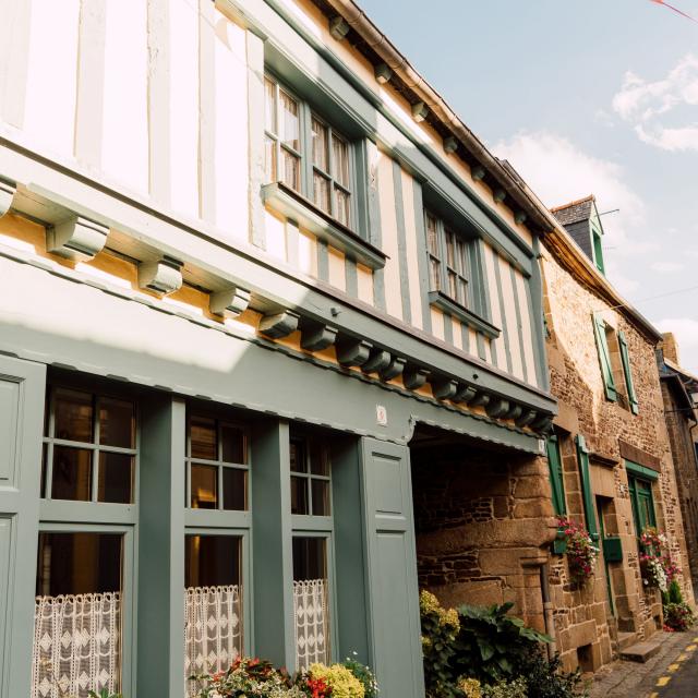 Rue de l'Église à Bazouges-la-Pérouse