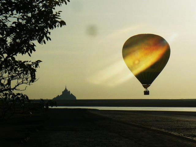 Survol en montgolfière de la baie du Mont-Saint-Michel