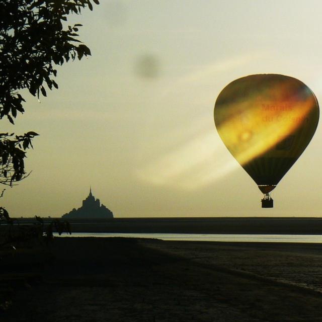 Survol en montgolfière de la baie du Mont-Saint-Michel