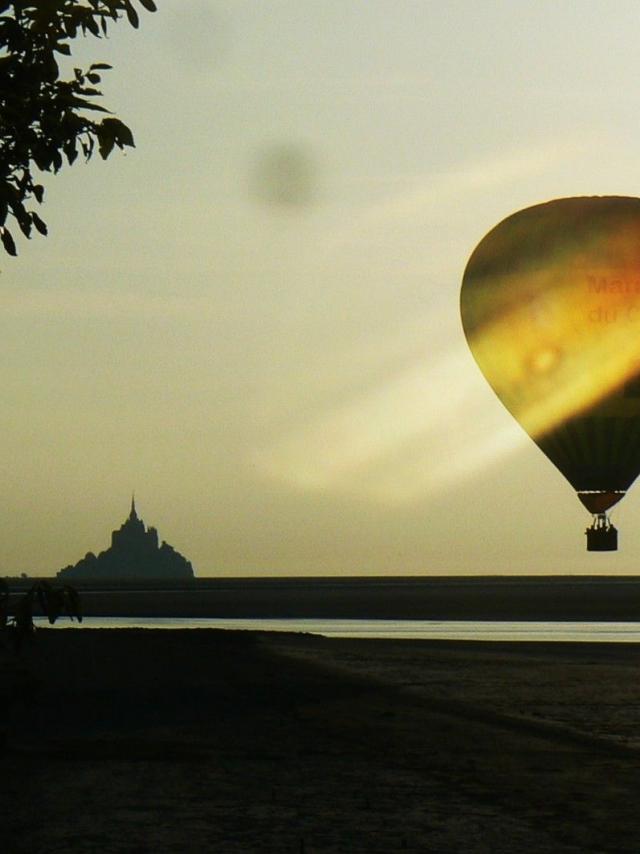 Survol en montgolfière de la baie du Mont-Saint-Michel