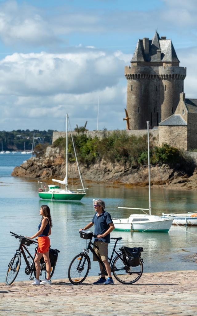 La Vélomaritime®, pause devant la tour Solidor à Saint-Malo