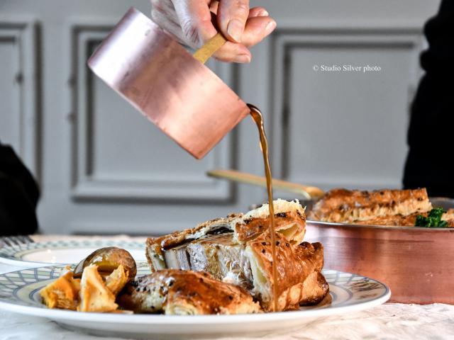 Découpe au guéridon du cochon confit au Restaurant Galon Ar Breizh à Fougères