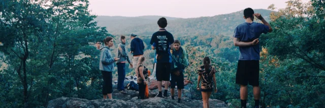 Groupe de personnes en voyage