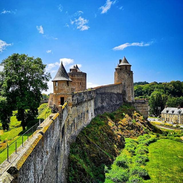 Château de Fougères, Instagram