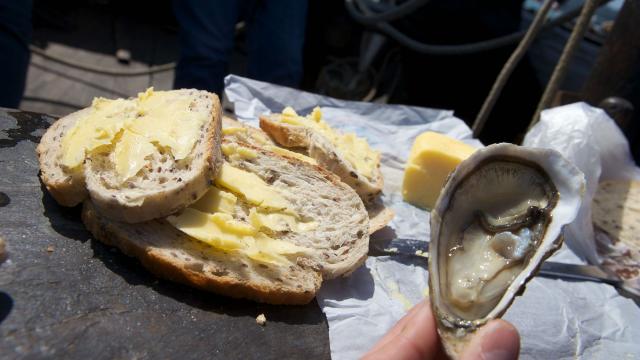 Huître et tartines au beurre traditionnel