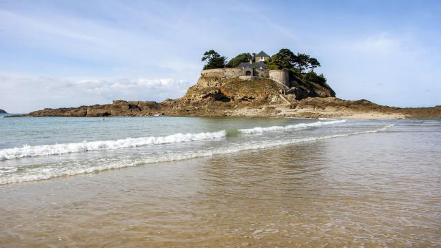 Ile du Guesclin et son fort à Saint-Coulomb