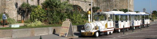 Le Petit train touristique au pied des remparts de Saint-Malo