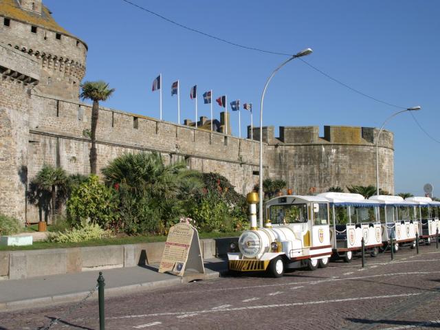 Le Petit train touristique au pied des remparts de Saint-Malo