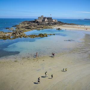 Vue depuis les remparts sur le Fort National, Saint-Malo