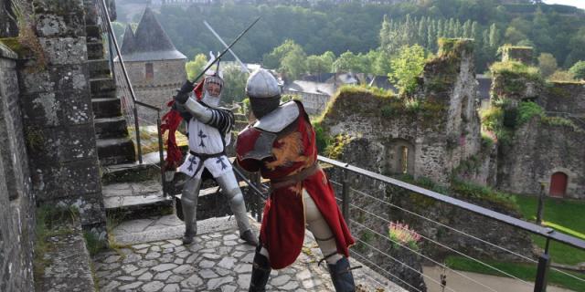 Chevaliers sur les remparts du château de Fougères