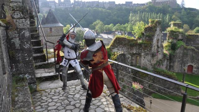 Chevaliers sur les remparts du château de Fougères