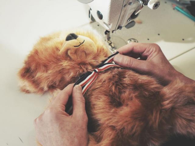 Fabrication d'un ours en peluche par Maïlou Tradition