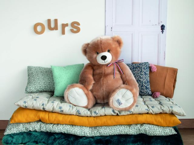 Un ours en peluche fabriqué par Maïlou Tradition