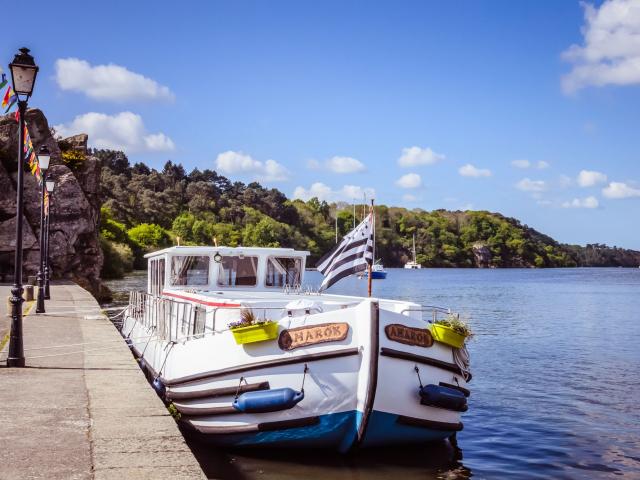 Péniche Amarok sur le canal de Nantes à Brest