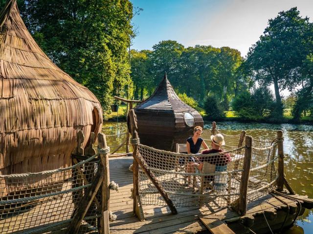 Cabanes sur l'eau au Domaine des Ormes à Epiniac en Bretagne