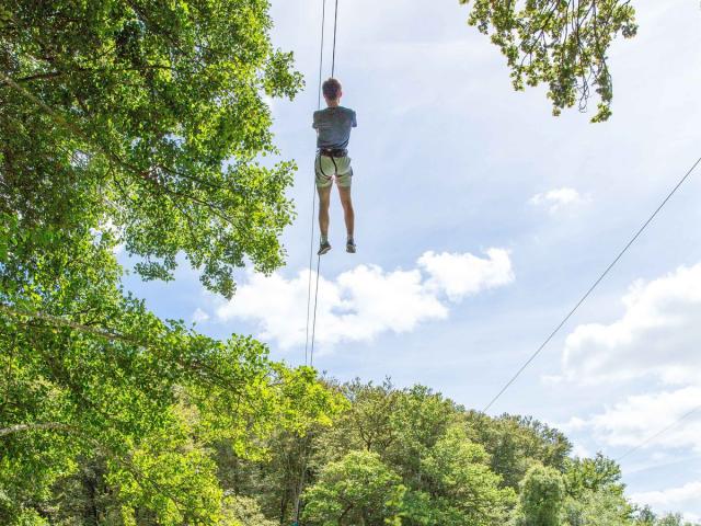 Tyrolienne au Parc des Grands Chênes dans la forêt de Villecartier