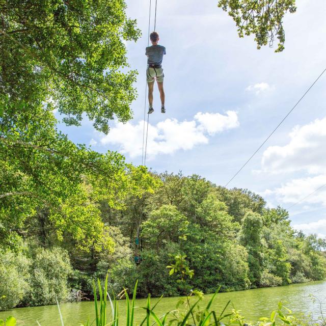 Tyrolienne au Parc des Grands Chênes dans la forêt de Villecartier