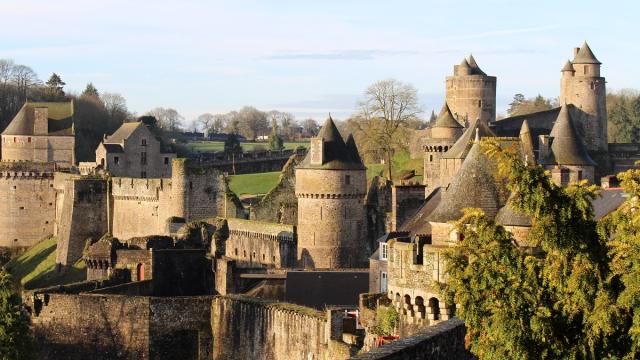 Château et ses remparts à Fougères