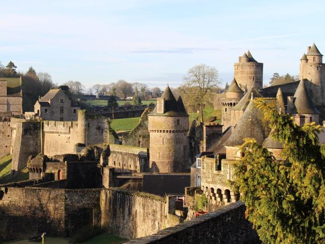 Château et ses remparts à Fougères