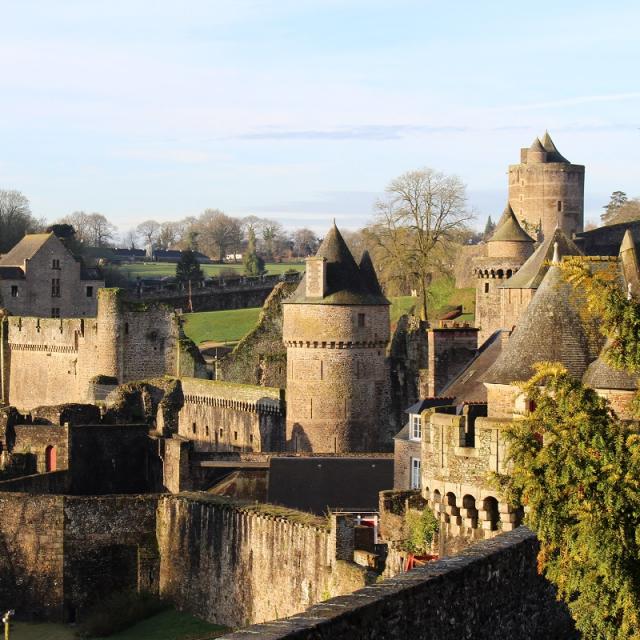 Château et ses remparts à Fougères