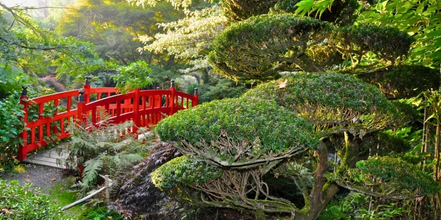 Pont rouge dans les Jardins du soleil levant au Parc botanique de Haute Bretagne